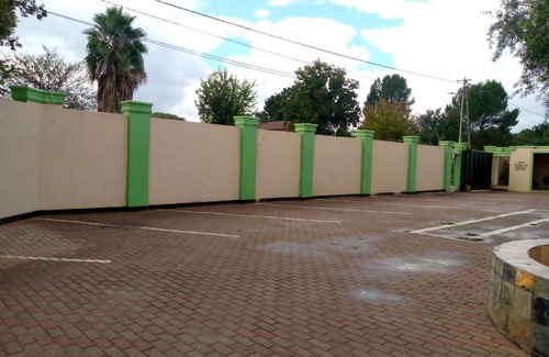 Mahikeng House | Lewatle guest lodge