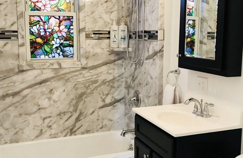 Dorchester Apartment | Lg Suite for up to 6 ppl/3 floor