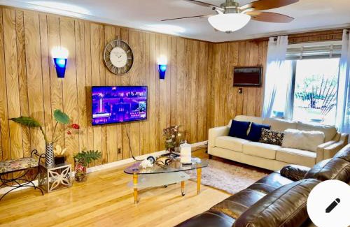 Queens House | LGA airport 3 mins, 3 BR Duplex House, Parking and private backyard, 9mins subway!