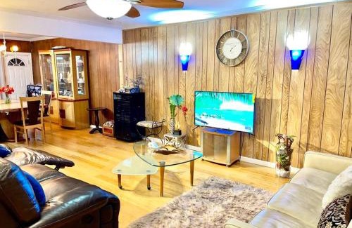 Queens House | LGA airport 3 mins, 3 BR Duplex House, Parking and private backyard, 9mins subway!