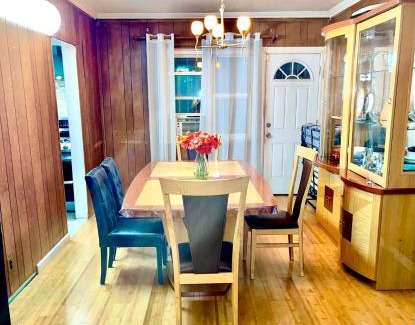 Queens House | LGA airport 3 mins, 3 BR Duplex House, Parking and private backyard, 9mins subway!