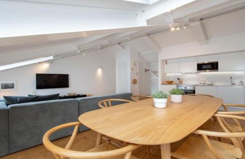 Sao Jose Apartment | Liberdade Stylish Attic Apt with AC and City View