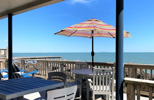 Oak Harbor Cottage | Liberty Breeze-Charming Cottage on Lake Erie Near Port Clinton, Lakefront