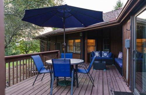 New Plymouth House | Liberty Lodge Pool & Hot Tub Game Room BBQ