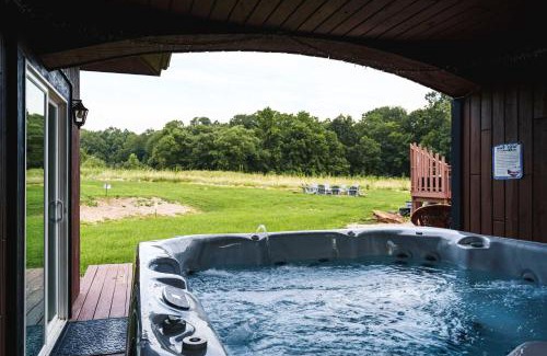 New Plymouth House | Liberty Lodge Pool & Hot Tub Game Room BBQ