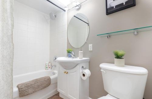 King West Village Apartment | Liberty Village Home 5 mins to Lakeshore!