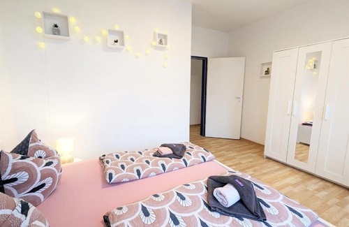Sebnitz Apartment | Lichtdurchflutete helle Wohnung mit Garten Sauna & Pool - HW3