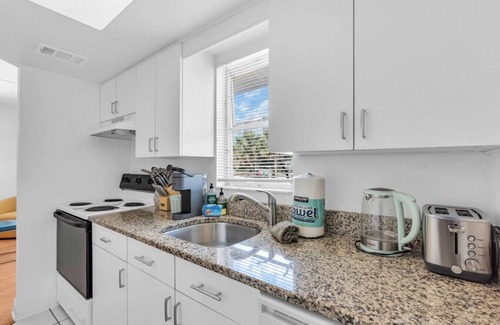 Sarasota Apartment | Lido Key 2BR/2BA Walk to Beach + Free Parking
