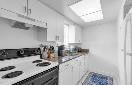 Sarasota Apartment | Lido Key 2BR/2BA Walk to Beach + Free Parking