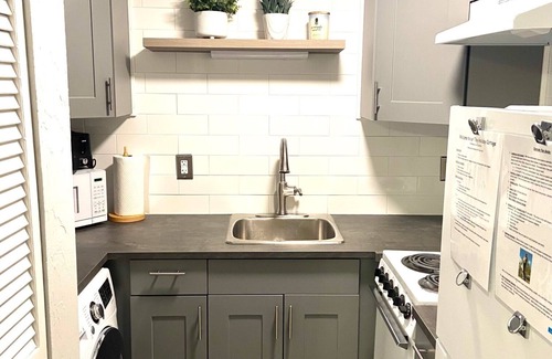 Sarasota Apartment | Lido Key- quaint studio remodeled holiday cottage-A
