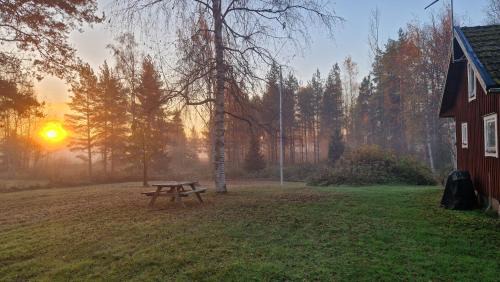Kristinehamn House | Lidsbergs torp i Ölme från år 1910 Ett eget mysigt torp med kakelugn, lågt i tak, sovrum på loft med snedtak bäddsoffa i v-rum trädgård och gasgrill