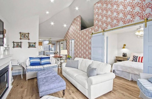 Saint Johns Cottage | Life is Easy on Lake Beeze-y! Charming 2-Bedroom Cottage on Indian Lake