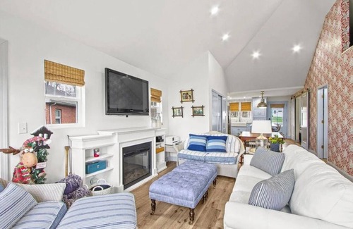 Saint Johns Cottage | Life is Easy on Lake Beeze-y! Charming 2-Bedroom Cottage on Indian Lake