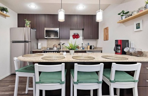 Prairie Village Apartment | ✿Life is Suite!✿King Bed✿Fast Wifi✿