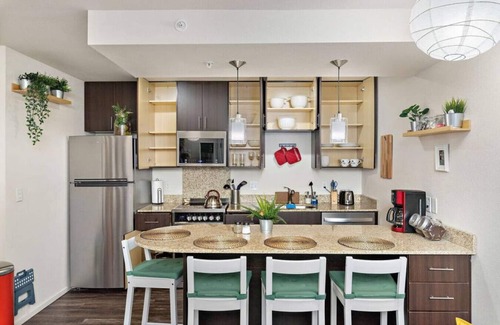 Prairie Village Apartment | ✿Life is Suite!✿King Bed✿Fast Wifi✿