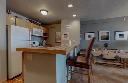 Mountain House Apartment | Liftside Condominiums 203