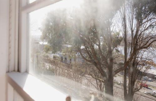 Trevallyn Apartment | Light and Bright Trevallyn Stay with River Views