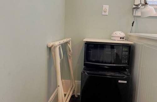 University District Apartment | Light and bright, University District Studio Apartment.fantastic location!