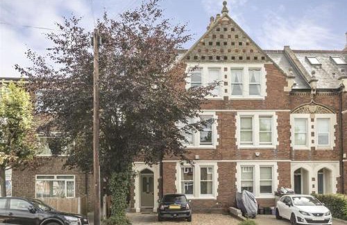 Wimbledon Apartment | Light and Modern 2BR 1.5BA, newly refurbished!