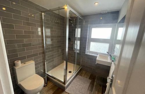 Wimbledon Apartment | Light and Modern 2BR 1.5BA, newly refurbished!