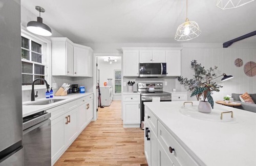 Overland Park House | Light&Bright OP Remodeled Home 4BD/2.5BTH