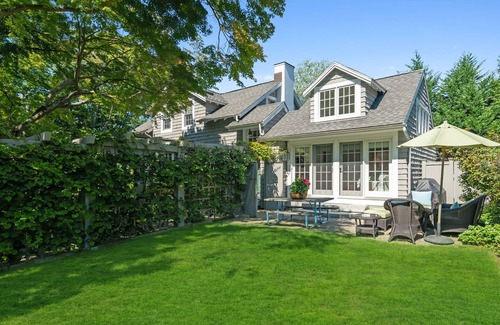 Rowayton House | LIGHT-FILLED CHARMING ROWAYTON HOME 1 HR FROM NYC
