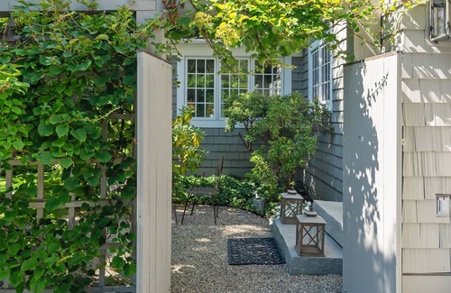 Rowayton House | LIGHT-FILLED CHARMING ROWAYTON HOME 1 HR FROM NYC