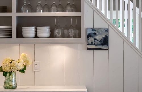 Rowayton House | LIGHT-FILLED CHARMING ROWAYTON HOME 1 HR FROM NYC