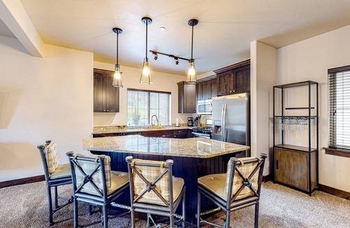 Bear Hollow Village Condo | Light-filled condo near Canyons Village with mountain view, pool & hot tubs
