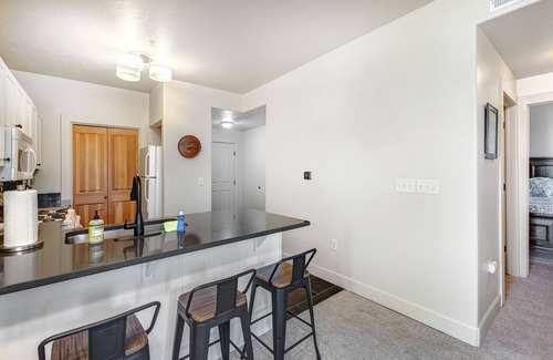 Kimball Junction Condo | Light-filled condo with heated pool & hot tub, near shopping & skiing