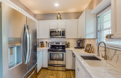 Thunderbolt House | Light-filled townhome with shaded deck, walk to Bonaventure Cemetery