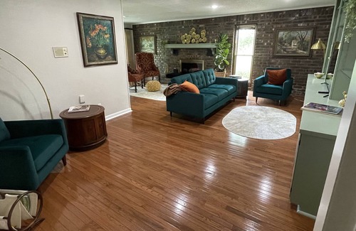 Moodys House | Light On The Hill a spacious, gated, country gem