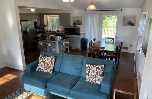 Bonnet Shores House | Light & Open Family Beach House Short Walk to Kelly Beach