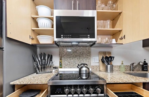 Prairie Village Apartment | Light Room-Sleek stylish space w/private workspacenn