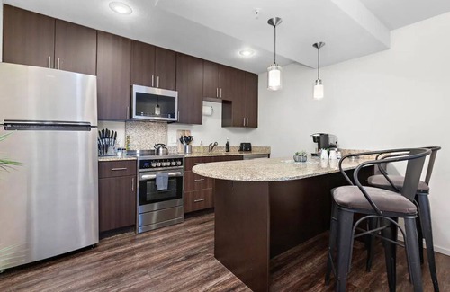 Prairie Village Apartment | Light Room-Sleek stylish space w/private workspacenn