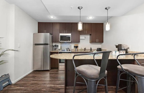 Prairie Village Apartment | Light Room-Sleek stylish space w/private workspacenn
