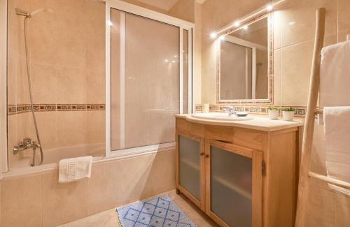 Local da Parvoice Apartment | Lightful Refuge on the River Front, By TimeCooler