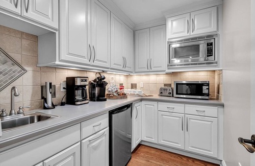 Saukville House | Lighthouse | 9BR Resort · Pool · Arcade · Hot Tub