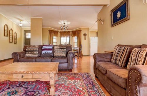 Uvalde House | Lightning Bug Springs Retreat