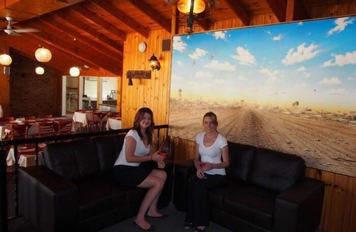 Lightning Ridge Hotel | Lightning Ridge Outback Resort & Caravan Park