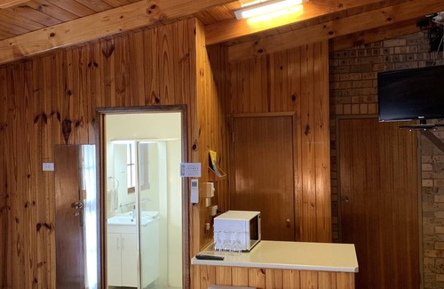 Lightning Ridge Hotel | Lightning Ridge Outback Resort & Caravan Park