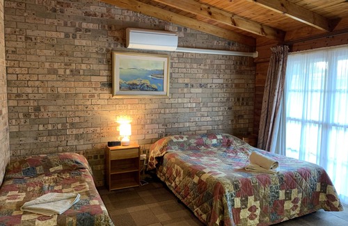 Lightning Ridge Hotel | Lightning Ridge Outback Resort & Caravan Park