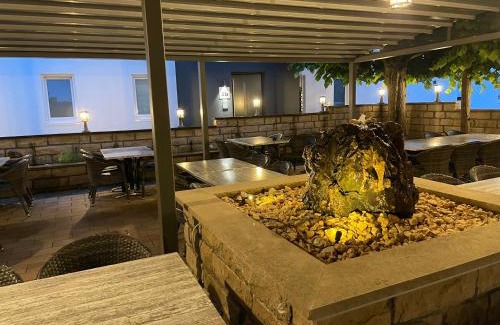 Wenden Apartment | LIGHTPLACE Große Unterkunft 3 Schlafzimmer Boxspring Smart TV Biergarten Restaurant