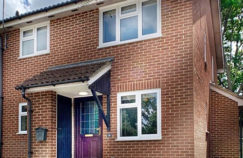Lightwater Apartment | Lightwater - 1 Bedroom House - With Parking
