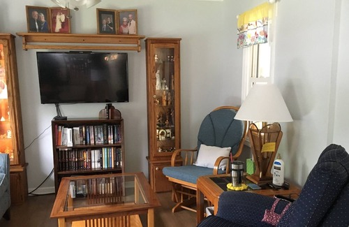 Independence House | Like visiting Grandma! 2 Bedroom Home near Kansas City stadiums.