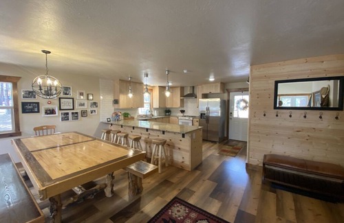 Monticello Cabin | Lil' Cascade Huge Mountain Lodge with deck near Blue Mountain Guest Ranch