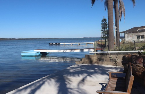 Toukley House | 'Lil Haven' A peaceful 3 Bedroom Deep Waterfront Duplex 1hr from Sydney