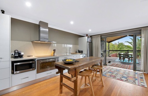 Keinbah House | Lilies on Lovedale Estate - Heated Pool and Spa