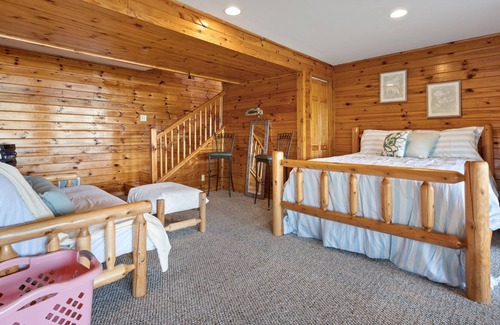 Reed City Apartment | Lilli’s Pad Lakeside Apartment with Hot Tub