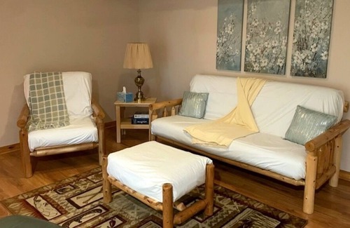 Reed City Apartment | Lilli’s Pad Lakeside Apartment with Hot Tub
